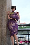 
圧倒的な存在感を誇るSカップバストとチャイナドレスの胸元
