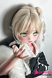
豊かなバストラインと黒ドレスのデコルテ部分を強調した特写
