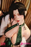 
163cmスレンダーボディにセクシーな緑色チャイナドレスを纏った立ち姿
