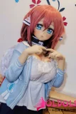 ピンク髪と青い瞳が特徴のアニメドール
