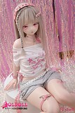 
アクティブでオシャレな雰囲気を漂わせる銀髪美少女の立ち姿
