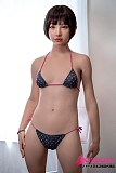 
清潔感あふれる可憐な佇まいを見せる貧乳ドールの展示カット
