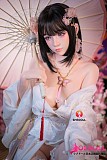 
純白の着物と帯留めが魅せる上品な和風美人ドールの全身ショット
