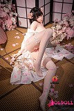 
Dカップ胸の自然な膨らみと白和服の衿元ラインのディテール
