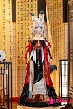 
コスプレドール 鳴潮 心月狐の赤い帯と白い和服のコントラスト
