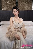 
貴婦人風の衣装と高身長165cmモデルが描くエレガントな全身像

