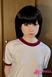 
138cmフルシリコンボディが魅せるAAカップバストの控えめな胸元ライン
