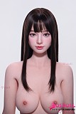 
モダンなお部屋のインテリアと調和するおしゃれな姿の超擬真 ラブドール
