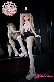 
正義感あふれるポリス服姿と二次元ヒロインのようなポーズのクロースアップ
