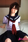 
学校制服と小柄なシルエットが映える等身大美少女ラブドールの全身像
