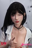 
透明感あふれる肌質と細部までリアルに造形された指先のディテール
