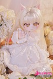 
貧乳ドール特有の華奢な胸元とスリムなウエストラインのバランスショット
