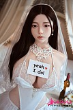 
豊満なGカップ胸元の美しいドレープとスリムなウエストラインのバランス
