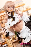 
メガネっ子美人ラブドールがキッチン風の背景で佇む可憐なポーズ
