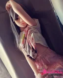 フェミニンなファッションの等身大ドール