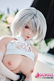 
コスプレドールとしての世界観を感じる座りポーズ
