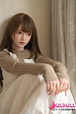 グレーニットの袖を軽くまくる巨乳ラブドール
