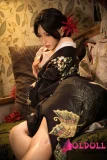 黒と赤の和風衣装を着たドール