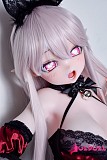 鈴付き首輪とペット系ドールの雰囲気が伝わるアップ
