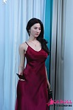 ドレスの肩紐に指を添える繊細な仕草
