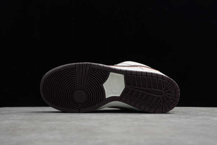 SB Dunk Low Pro Desert Sand Mahogany BQ6817-004