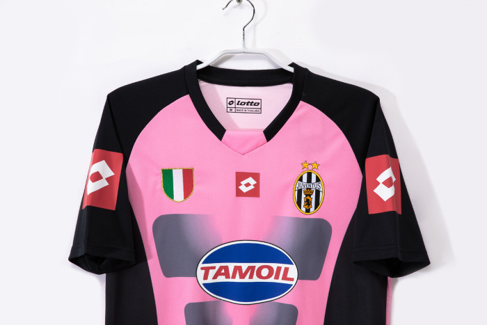 Juventus Retro Pink Goalkeeper Jersey 2002/03