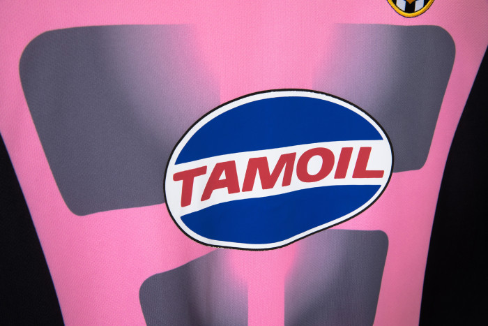 Juventus Retro Pink Goalkeeper Jersey 2002/03