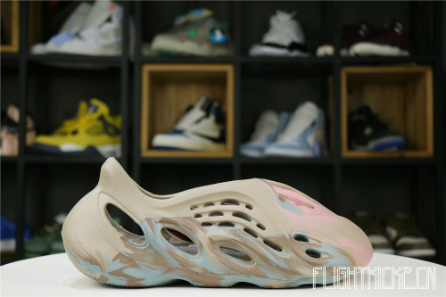 Yeezy Foam RNNR MX Sand Grey (GY3969兰褐粉）(LN5 A1 Batch)