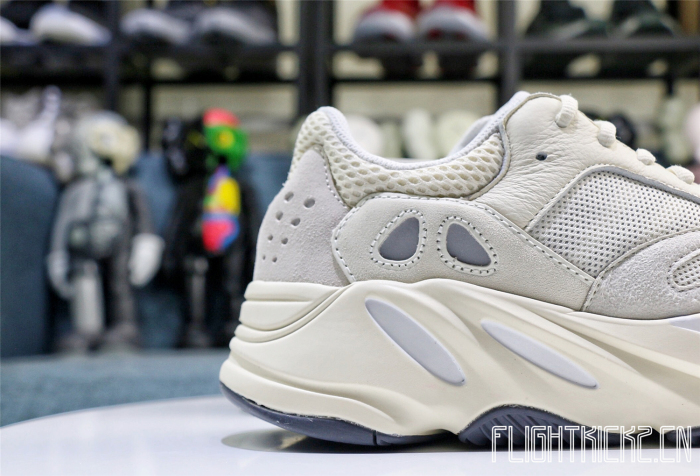 Yeezy Boost 700   Analog  2019