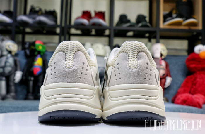 Yeezy Boost 700   Analog  2019