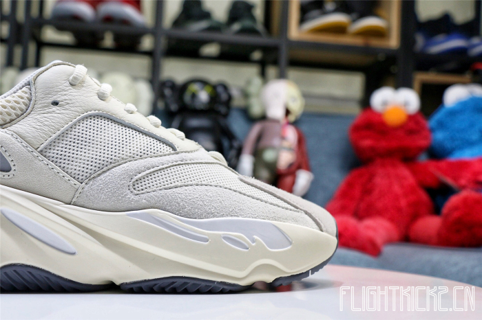 Yeezy Boost 700   Analog  2019