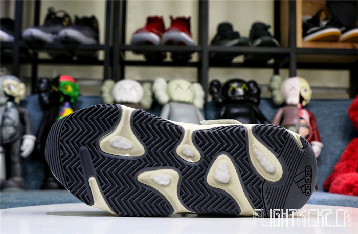 Yeezy Boost 700   Analog  2019