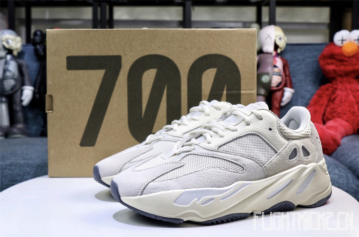 Yeezy Boost 700   Analog  2019