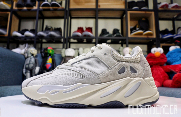 Yeezy Boost 700   Analog  2019