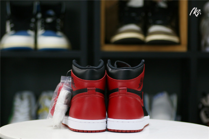 Air Jordan 1 Retro High   Banned  (GS)