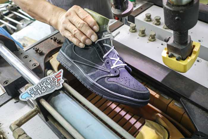 Travis Scott x Nike Air Jordan 1 Low OG “Black/Phantom”  (LN5 A1 Batch)