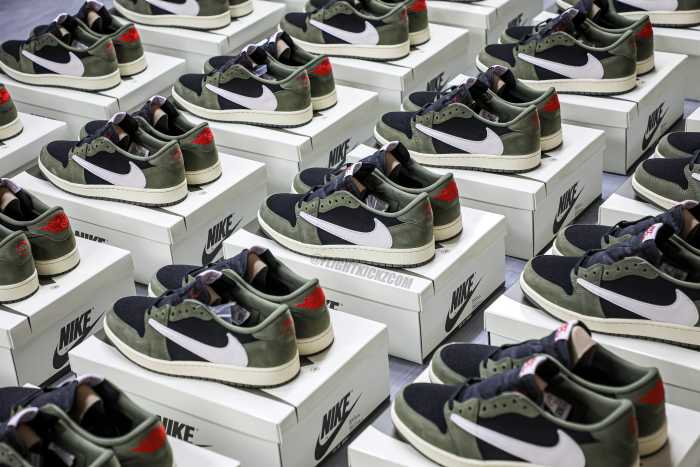 Travis Scott x Air Jordan 1 Low Black Olive  (LN5 A1 Batch)