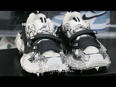 B@lenciag* 3XL Ski Sneaker in White (Removable footwear chains) 