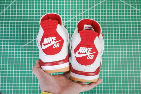 Nike SB x Air Jordan 4  Varsity Red  is a Family & Friends （A1）