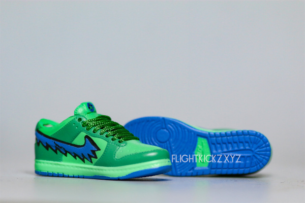 Mini sneaker Grateful Dead x Nike SB Dunk Low Green 3D keychain