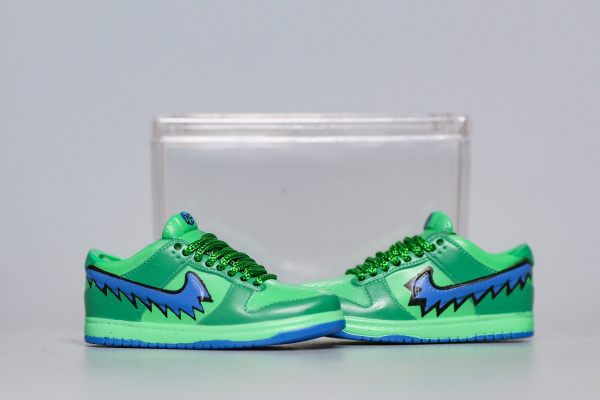 Mini sneaker Grateful Dead x Nike SB Dunk Low Green 3D keychain