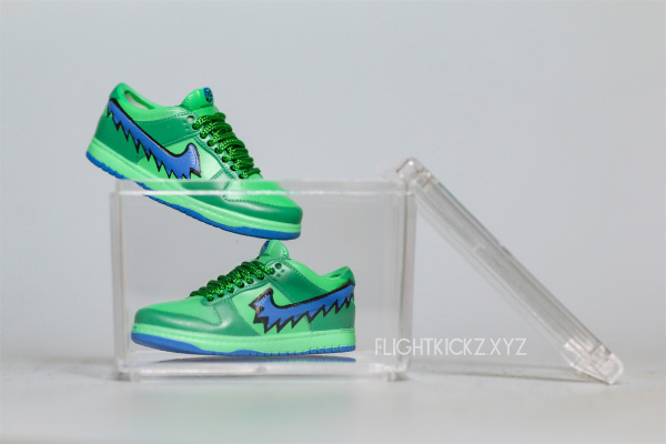 Mini sneaker Grateful Dead x Nike SB Dunk Low Green 3D keychain