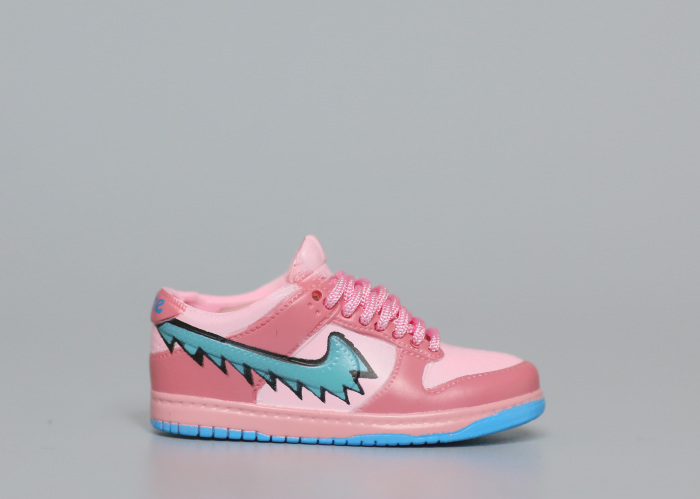 Mini Sneaker Grateful Dead x Nike SB Dunk Low Pink 3D keychain