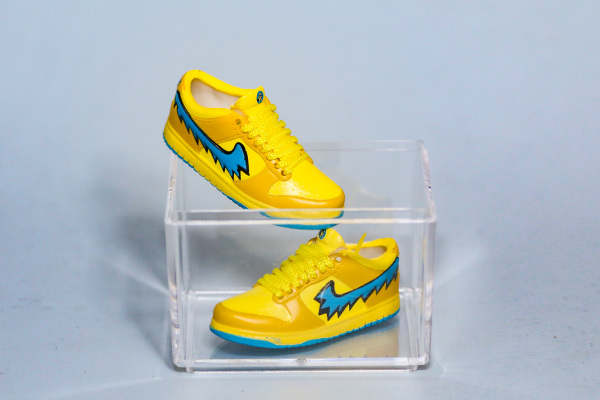 Mini Sneaker Grateful Dead x Nike SB Dunk Low Yellow 3D keychain