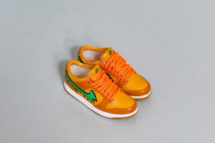 Mini Sneaker Grateful Dead x Nike SB Dunk Low Orange 3D keychain