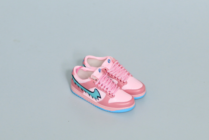 Mini Sneaker Grateful Dead x Nike SB Dunk Low Pink 3D keychain