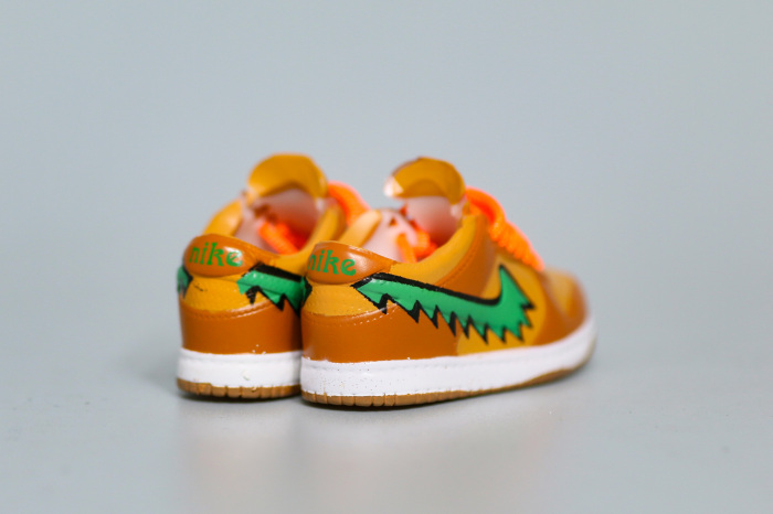 Mini Sneaker Grateful Dead x Nike SB Dunk Low Orange 3D keychain