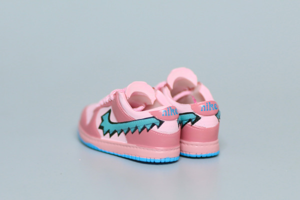 Mini Sneaker Grateful Dead x Nike SB Dunk Low Pink 3D keychain