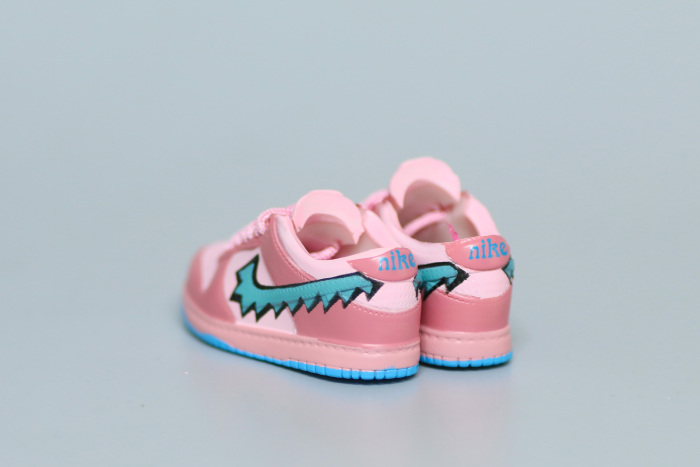 Mini Sneaker Grateful Dead x Nike SB Dunk Low Pink 3D keychain
