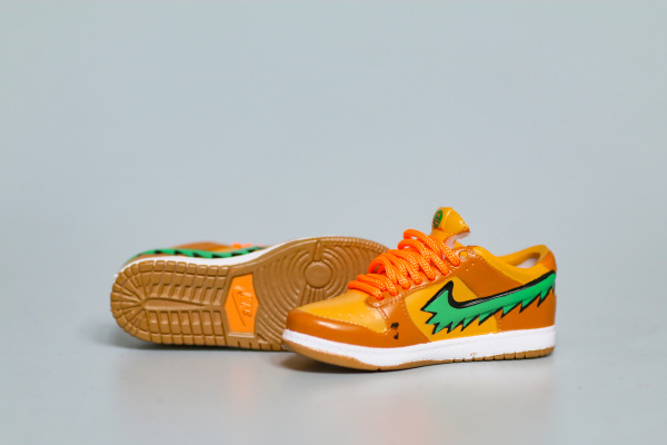 Mini Sneaker Grateful Dead x Nike SB Dunk Low Orange 3D keychain